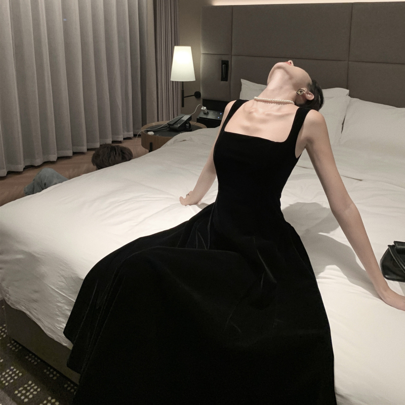 Vintage haljina u Hepburn stilu, crna haljina bez rukava s kvadratnim izrezom, elegantna midi duljina za formalne prilike