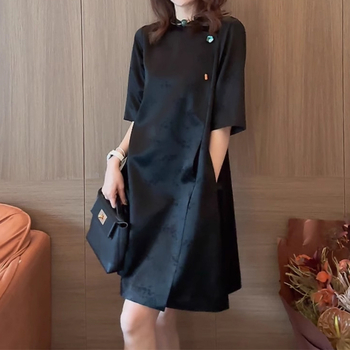 Čierne dámske šaty qipao v čínskom národnom štýle, vysoká kvalita dizajnu, midi dĺžka, A-line, stojací golier, krátke rukávy, vysoký pás, polyester