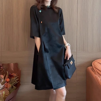 Čierne dámske šaty qipao v čínskom národnom štýle, vysoká kvalita dizajnu, midi dĺžka, A-line, stojací golier, krátke rukávy, vysoký pás, polyester