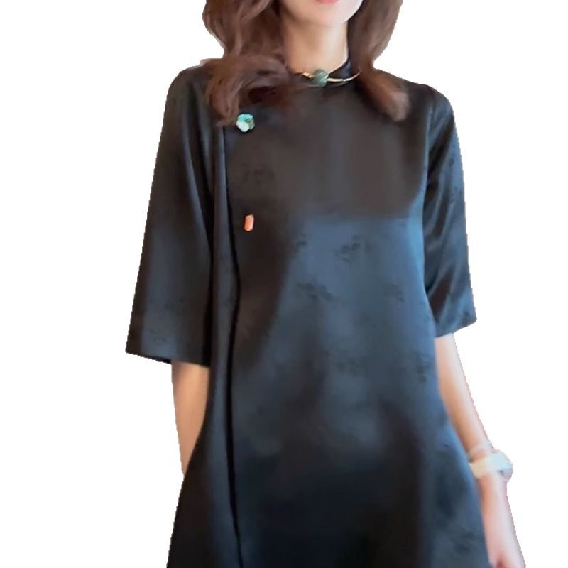 Čierne dámske šaty qipao v čínskom národnom štýle, vysoká kvalita dizajnu, midi dĺžka, A-line, stojací golier, krátke rukávy, vysoký pás, polyester