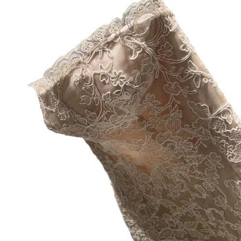 Šaty bez ramien s čipkovou výšivkou, s úzkym pásom — elegantný ľahký luxusný štýl
