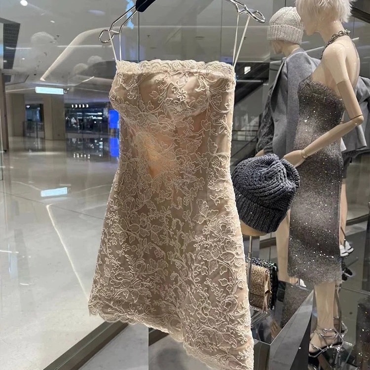 Šaty bez ramien s čipkovou výšivkou, s úzkym pásom — elegantný ľahký luxusný štýl