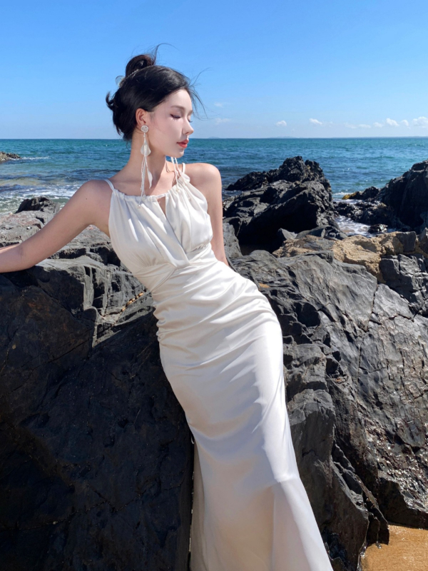 Elegantné večerné šaty pre ženy s fishtailom, biele, halterneck výstrih, bez rukávov, A-línia, vysoký pás, midi dĺžka, polyester, vhodné na bankety a zásnuby