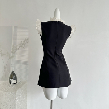 Čierne šaty s bielym golierom z listu lotosu, V výstrih, zoštíhľujúci pás, elegantné krátke šaty pre ženy