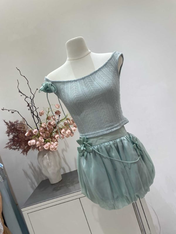 Šaty s jedným ramienkom a strihom do A, ľahký polyester, elegantné a éterické na jar a leto.