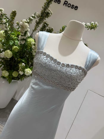 Dámske šaty bez rukávov, A‑línia, vysoký pás, elegantný a sofistikovaný štýl, abstrakttný vzor, ručne vsadené kamienky, polyester, dlhé šaty.