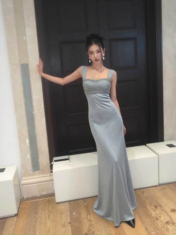 Dámske šaty bez rukávov, A‑línia, vysoký pás, elegantný a sofistikovaný štýl, abstrakttný vzor, ručne vsadené kamienky, polyester, dlhé šaty.