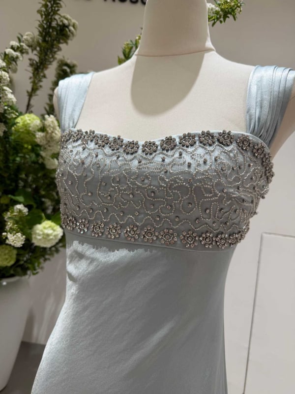 Dámske šaty bez rukávov, A‑línia, vysoký pás, elegantný a sofistikovaný štýl, abstrakttný vzor, ručne vsadené kamienky, polyester, dlhé šaty.