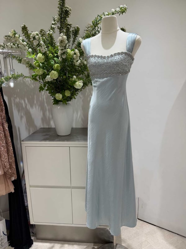 Dámske šaty bez rukávov, A‑línia, vysoký pás, elegantný a sofistikovaný štýl, abstrakttný vzor, ručne vsadené kamienky, polyester, dlhé šaty.
