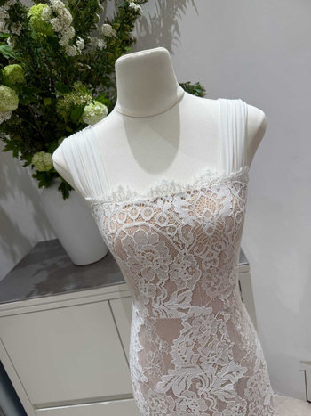 Elegantné čipkové šaty s halter výstrihom, bez rukávov, úzky strih do A‑línie, stredná dĺžka na jar a leto