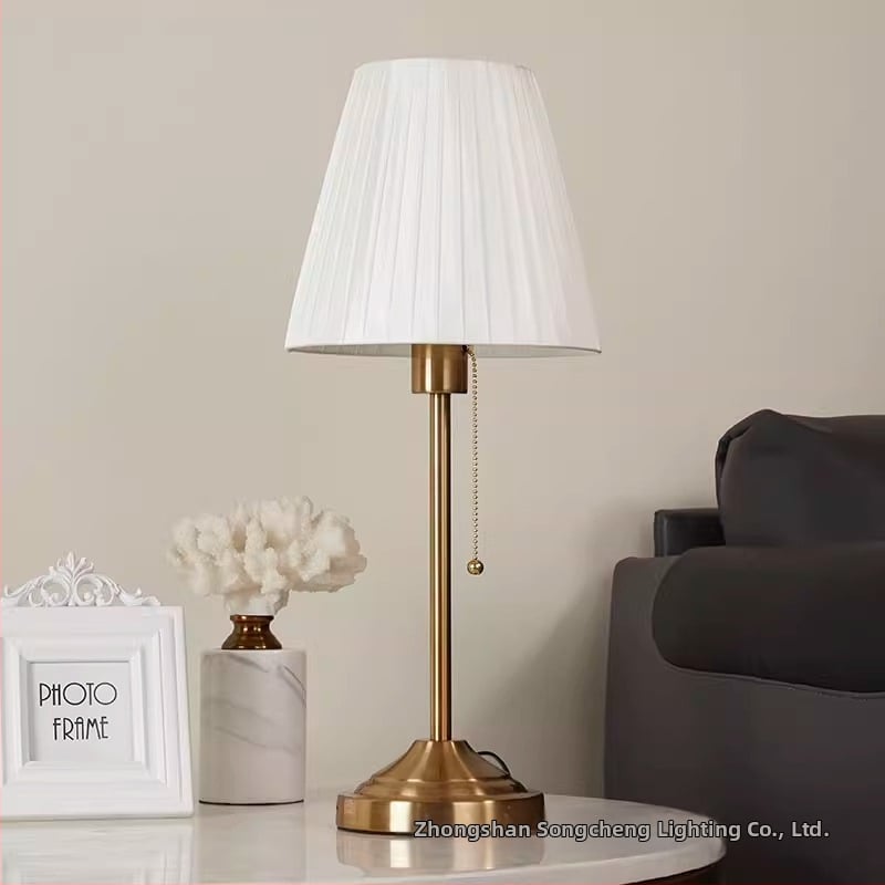 Nordicky inšpirovaná retro nočná lampa do spálne, európsky štýl, moderná minimalistická stolná lampička s teplým ambientným svetlom