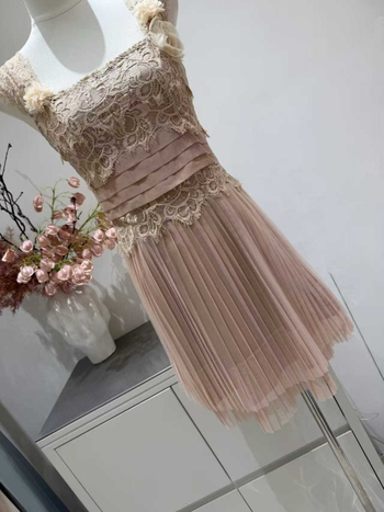 Šaty s dojmom luxusu a elegantným temperamentom, nový letný štýl, štíhla textúra, éterické a plynulé, na leto, jar a jeseň, pre ženy s nízkym vzrastom