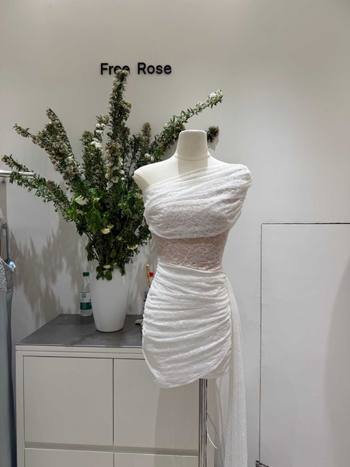 Elegantné šaty bez rukávov s výstrihom na ramene, off-shoulder, A-línia, dlhé, pre drobnú postavu, éterické a ľahko splývavé, polyester