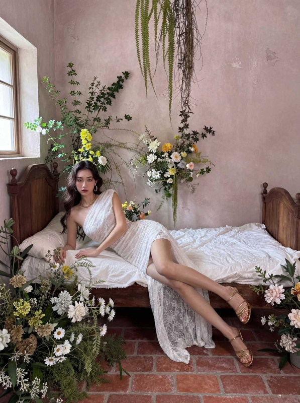 Elegantné šaty bez rukávov s výstrihom na ramene, off-shoulder, A-línia, dlhé, pre drobnú postavu, éterické a ľahko splývavé, polyester