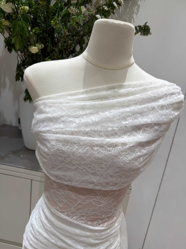 Elegantné šaty bez rukávov s výstrihom na ramene, off-shoulder, A-línia, dlhé, pre drobnú postavu, éterické a ľahko splývavé, polyester