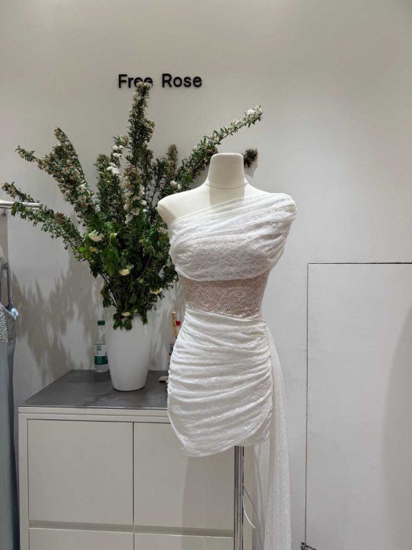 Elegantné šaty bez rukávov s výstrihom na ramene, off-shoulder, A-línia, dlhé, pre drobnú postavu, éterické a ľahko splývavé, polyester