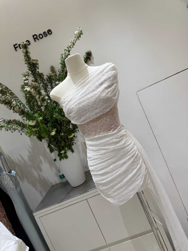 Elegantné šaty bez rukávov s výstrihom na ramene, off-shoulder, A-línia, dlhé, pre drobnú postavu, éterické a ľahko splývavé, polyester