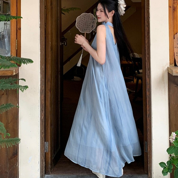 Haljina bez rukava s halter-izrezom, midi dužine u hladno gradientno plavoj nijansi, nježna i elegantna za odmor