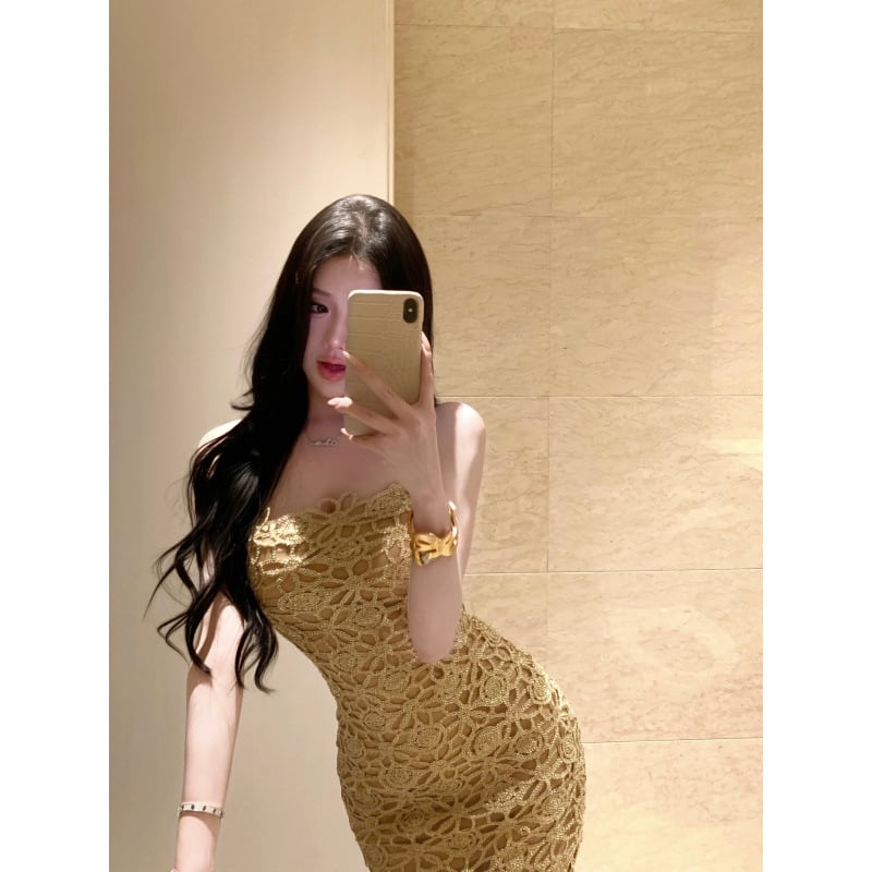 Ρούχο εμπνευσμένο από γαλλική haute couture, αποκλειστικής μόδας, με λεπτή σιλουέτα, λεπτομέρειες κοψίματος, τιράντες spaghetti, στενή γραμμή, μακρύ φόρεμα.