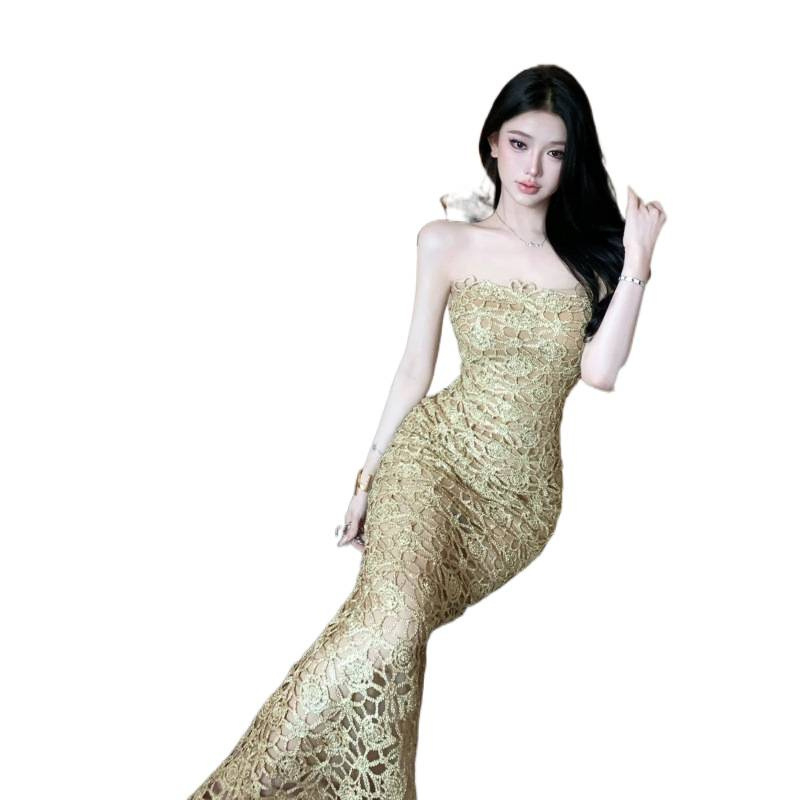 Ρούχο εμπνευσμένο από γαλλική haute couture, αποκλειστικής μόδας, με λεπτή σιλουέτα, λεπτομέρειες κοψίματος, τιράντες spaghetti, στενή γραμμή, μακρύ φόρεμα.