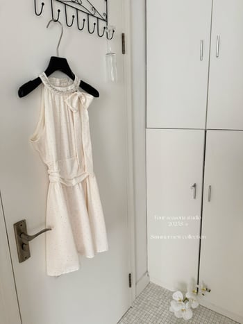 Αρχικό γυναικείο φόρεμα χωρίς μανίκια με halter λαιμό, σφιχτή μέση, φιόγκος με στρας
