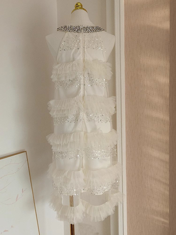 Φόρεμα halter σε ιβουρι απόχρωση, γαλλικού chic στυλ, διακοσμημένο με χάντρες και κρύσταλλα σε διχτυωτό ύφασμα, με φιόγκο.