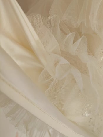 Φόρεμα halter σε ιβουρι απόχρωση, γαλλικού chic στυλ, διακοσμημένο με χάντρες και κρύσταλλα σε διχτυωτό ύφασμα, με φιόγκο.