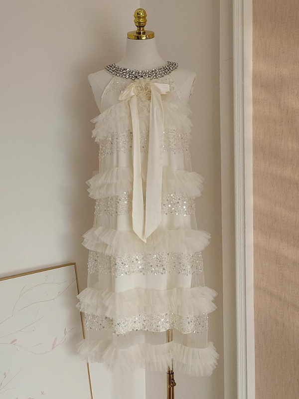 Φόρεμα halter σε ιβουρι απόχρωση, γαλλικού chic στυλ, διακοσμημένο με χάντρες και κρύσταλλα σε διχτυωτό ύφασμα, με φιόγκο.