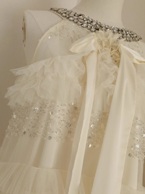 Φόρεμα halter σε ιβουρι απόχρωση, γαλλικού chic στυλ, διακοσμημένο με χάντρες και κρύσταλλα σε διχτυωτό ύφασμα, με φιόγκο.