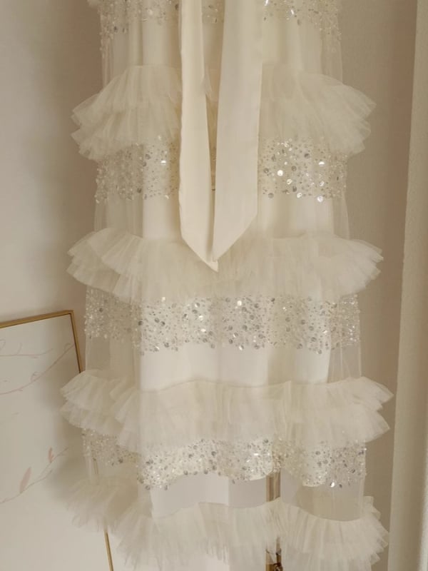 Φόρεμα halter σε ιβουρι απόχρωση, γαλλικού chic στυλ, διακοσμημένο με χάντρες και κρύσταλλα σε διχτυωτό ύφασμα, με φιόγκο.
