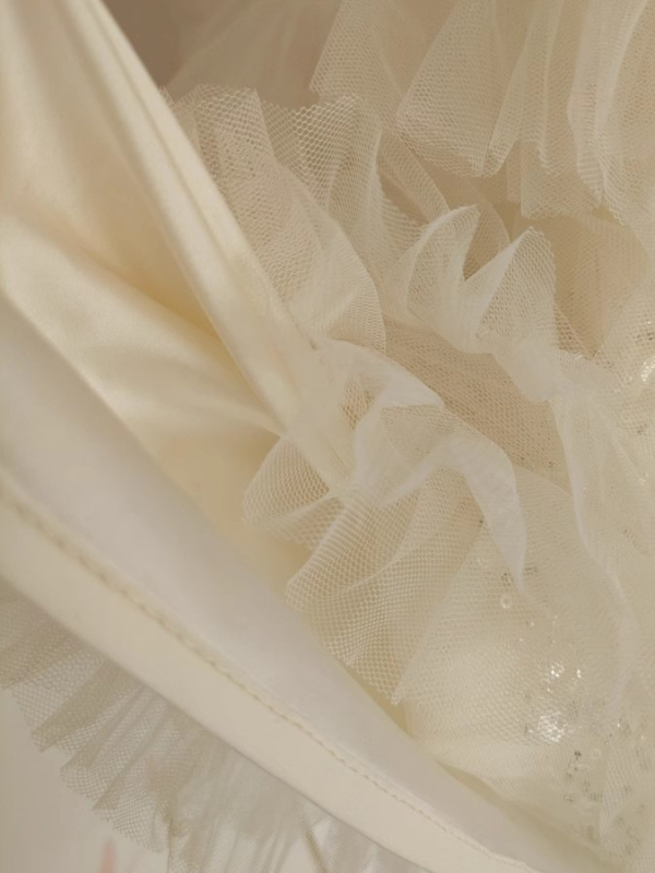 Φόρεμα halter σε ιβουρι απόχρωση, γαλλικού chic στυλ, διακοσμημένο με χάντρες και κρύσταλλα σε διχτυωτό ύφασμα, με φιόγκο.