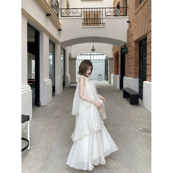 Λευκή Magnolia φόρεμα chiffon cake τύπου, χωρίς μανίκια, halter λαιμού, καλοκαίρι, στυλ γαλλικού θέρετρου για κοινωνικές κυρίες.