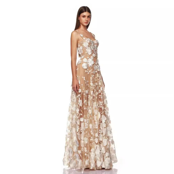 Γαλλική βραδινή τουαλέτα για κοινωνική ελίτ από οργάνζα με 3D λουλούδια σε κέντημα και τιράντες, μήκος midi