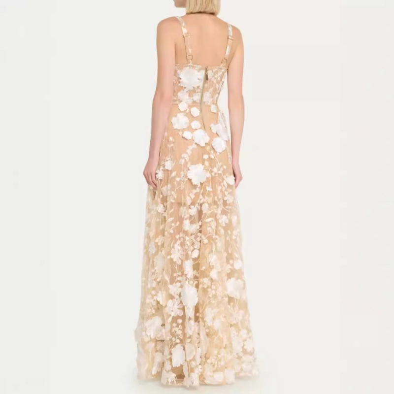 Γαλλική βραδινή τουαλέτα για κοινωνική ελίτ από οργάνζα με 3D λουλούδια σε κέντημα και τιράντες, μήκος midi
