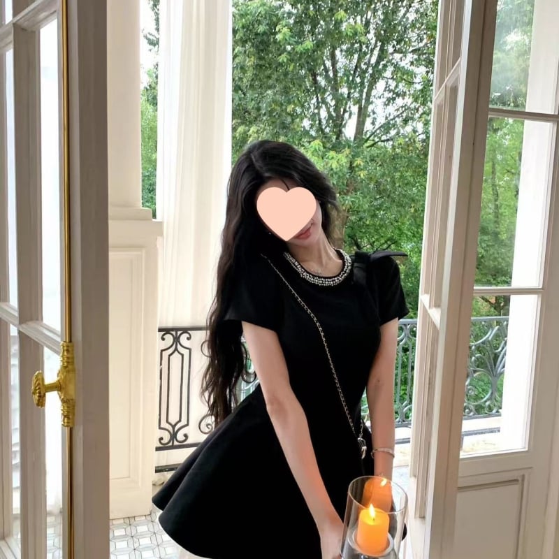 Κομψό φόρεμα χωρίς μανίκια σε μαύρο και ροζ, μεσαίου μήκους για καλοκαιρινό πάρτι