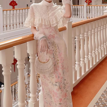 Φόρεμα τύπου cheongsam, εκτυπωμένο, με πολυεστερική υφαντουργία και δαντελένιο μαντήλι, μακριά σιλουέτα Α‑γραμμής, κοντά φουσκωτά μανίκια, τετράγωνο ντεκολτέ