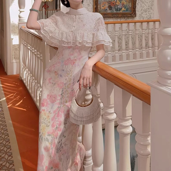 Φόρεμα τύπου cheongsam, εκτυπωμένο, με πολυεστερική υφαντουργία και δαντελένιο μαντήλι, μακριά σιλουέτα Α‑γραμμής, κοντά φουσκωτά μανίκια, τετράγωνο ντεκολτέ