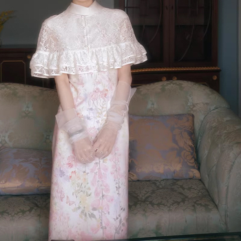 Φόρεμα τύπου cheongsam, εκτυπωμένο, με πολυεστερική υφαντουργία και δαντελένιο μαντήλι, μακριά σιλουέτα Α‑γραμμής, κοντά φουσκωτά μανίκια, τετράγωνο ντεκολτέ