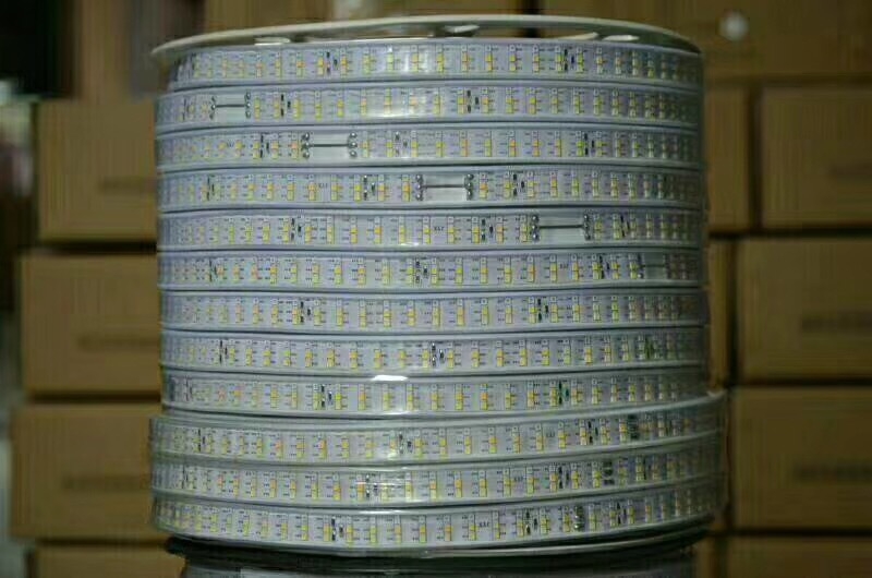 LED λωρίδα 2835, εξωτερική αδιάβροχη, 220V, RGB τριών χρωμάτων, κεκλιμένος λαμπτήρας οροφής για σαλόνι σε τρεις σειρές