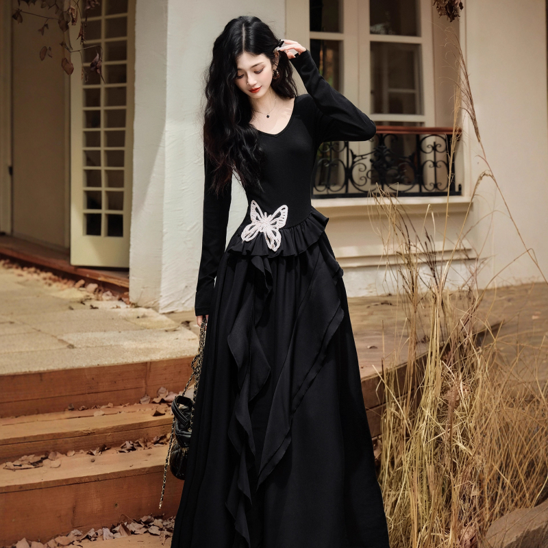 Μαύρο φόρεμα σε γαλλικό στυλ με πλεκτή μακριά φούστα ως εσωτερική στρώση για τον χειμώνα
