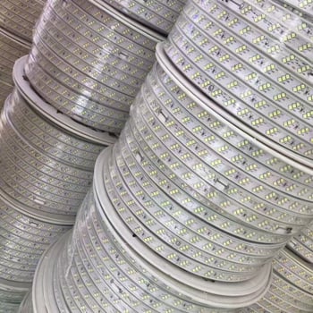 Λωρίδα LED 220V, τριών σειρών με 2835 LEDs, 180 λαμπάκια LED, IP67 αδιάβροχη, κατάλληλη για εσωτερικό φωτισμό οροφής και εξωτερική χρήση