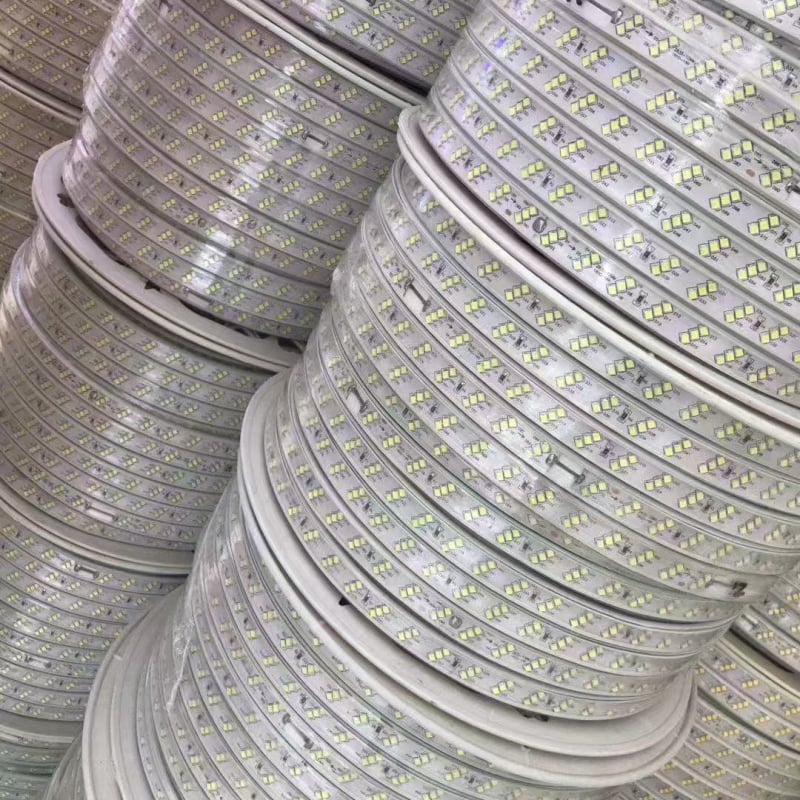 Λωρίδα LED 220V, τριών σειρών με 2835 LEDs, 180 λαμπάκια LED, IP67 αδιάβροχη, κατάλληλη για εσωτερικό φωτισμό οροφής και εξωτερική χρήση