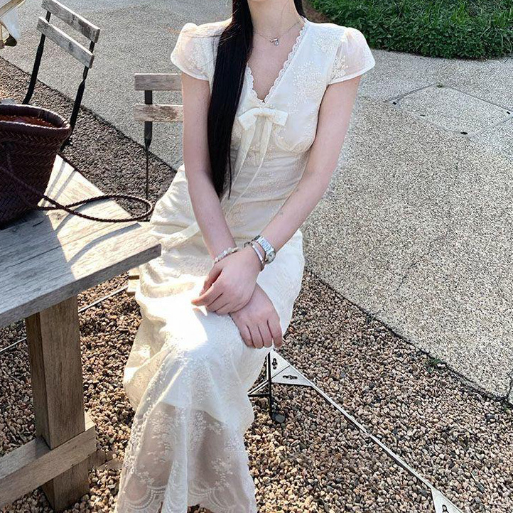 Γυναικείο φόρεμα με πιέτες και V-λαιμό, κοντά μανίκια, εμπνευσμένο από γαλλικό σχέδιο, μεσαίου μήκους, καλοκαίρι 2025