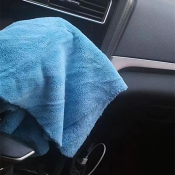 Vysoko hustý uterák z korálového fleecu s ostrým lemom, nemení farbu, nezanecháva vlákna, mäkký a savý, na pleť a domáce použitie