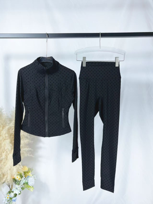 Sleek City dámsky športový set: bunda na zips s kardigánom, dlhé rukávy, štíhly fitness top, cropped nohavice
