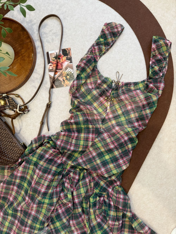 Φόρεμα chiffon με καρό μοτίβο και φιόγκο, τιραντάκια, ανοιχτή πλάτη, ασύμμετρο φουσκωτό σχήμα, μήκος midi