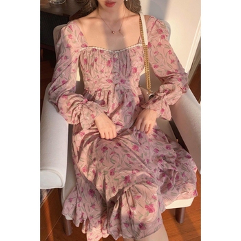 Άνοιξη 2025: μακρύ chiffon φόρεμα σε γαλλικό ρετρό στυλ με τετράγωνο λαιμό και πορτοκαλί φλοράλ εκτύπωση.