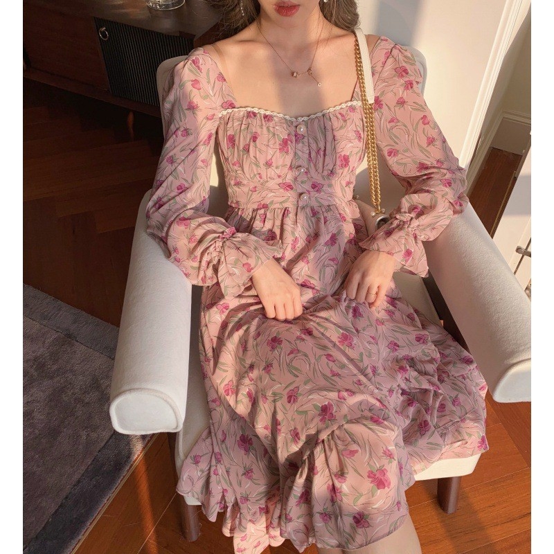 Άνοιξη 2025: μακρύ chiffon φόρεμα σε γαλλικό ρετρό στυλ με τετράγωνο λαιμό και πορτοκαλί φλοράλ εκτύπωση.