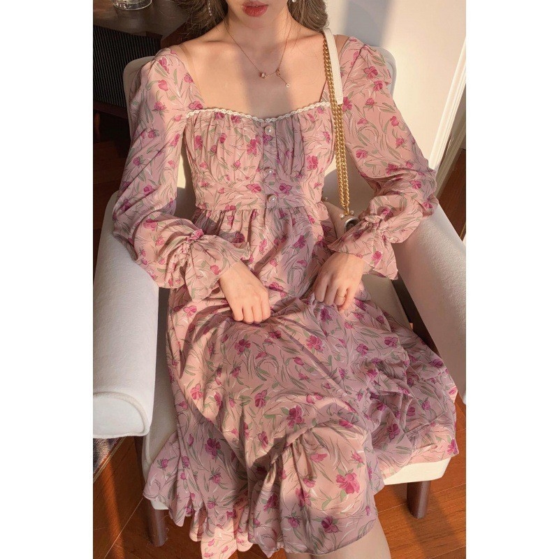 Άνοιξη 2025: μακρύ chiffon φόρεμα σε γαλλικό ρετρό στυλ με τετράγωνο λαιμό και πορτοκαλί φλοράλ εκτύπωση.