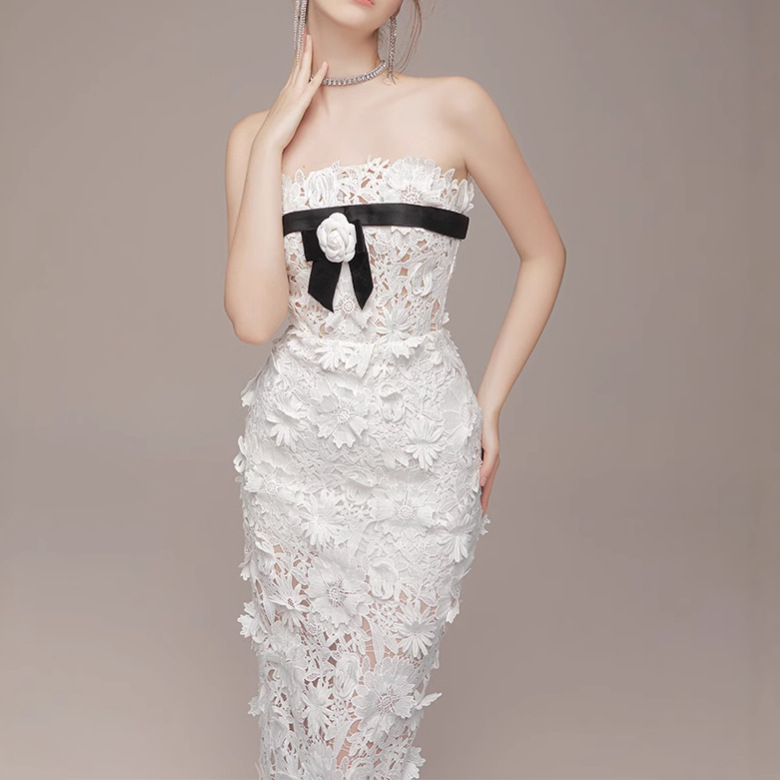 Γυναικείο strapless φόρεμα με καμέλια, φρέσκος floral σχεδιασμός, στενή εφαρμογή, μακρύ φόρεμα, καλοκαίρι 2026, μοντέλο 2059